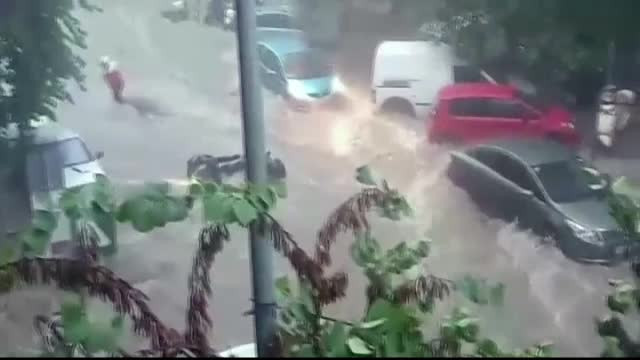 Furtună puternică în Grecia. Mașini luate de ape și oameni în pericol