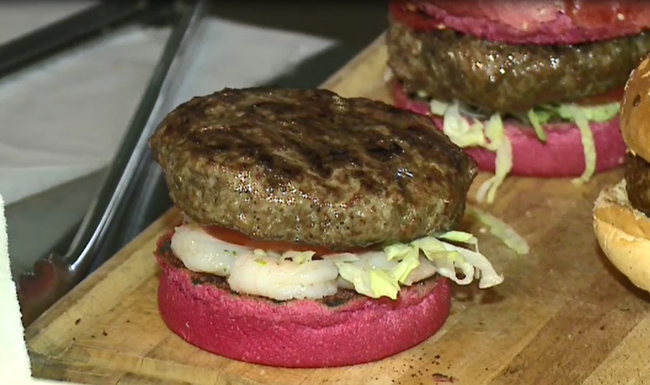 Concurență pe piața burgerilor. Unele restaurante au creat variante cu whiskey sau creveți