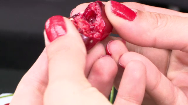 Scandalul cireşelor stropite cu un fungicid periculos ia amploare. Reacția furnizorului