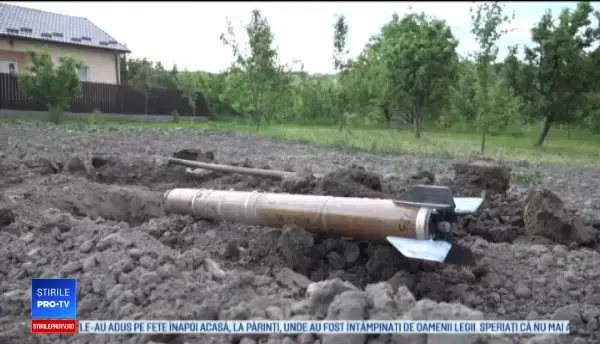 O rachetă antigrindină, care încă fumega, a căzut în grădina unui bărbat din Botoșani