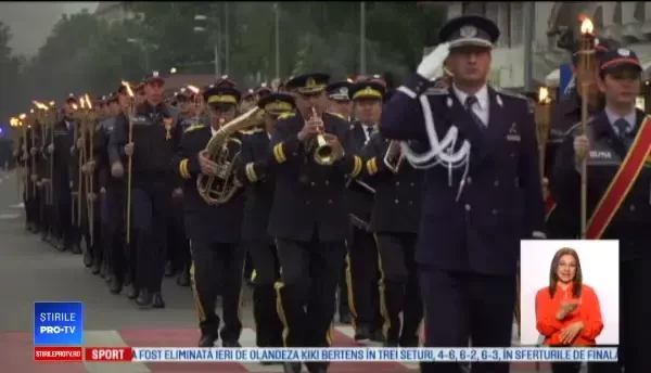 O mie de elevi au celebrat cu torțe 50 de ani de la înființarea școlii de Poliție