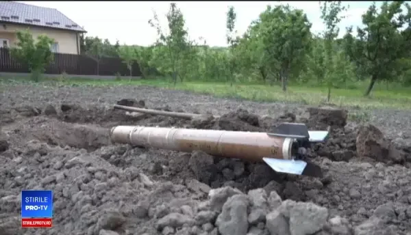 O rachetă antigrindină, care încă fumega, a căzut în grădina unui bărbat din Botoșani
