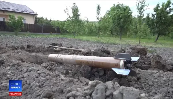 O rachetă antigrindină, care încă fumega, a căzut în grădina unui bărbat din Botoșani