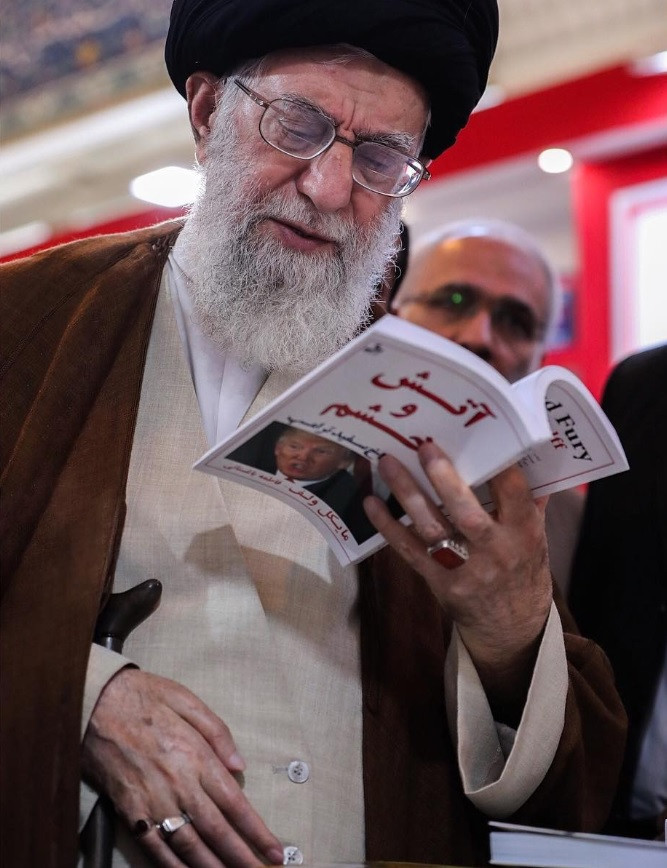 Liderul suprem iranian, fotografiat citind controversata carte despre Trump "Fire and Fury"