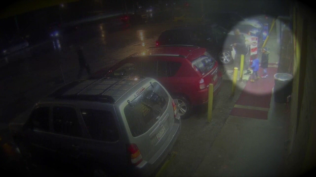 Momentul în care doi copii sunt prinși într-un schimb de focuri. S-au tras zeci de gloanţe