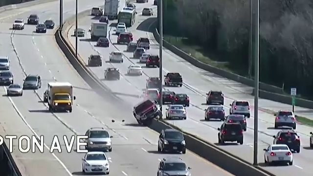 Scene ireale pe o autostradă. Un șofer a doborât cu mașina doi stâlpi de electricitate