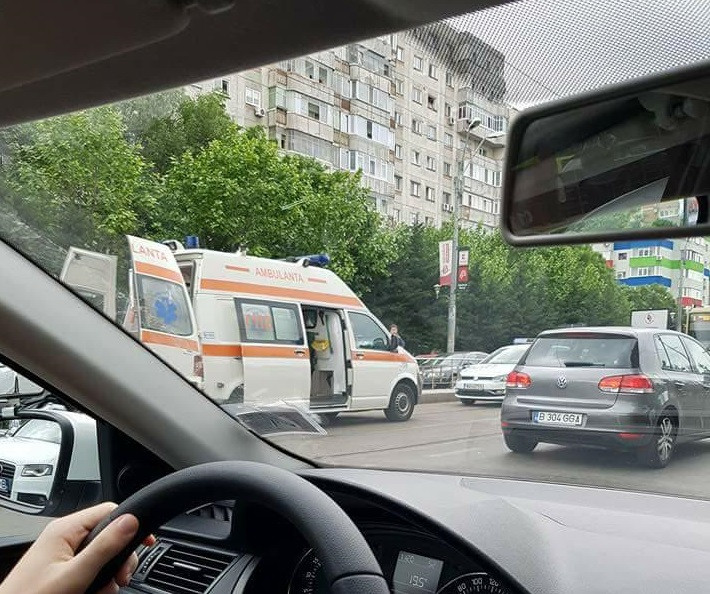 Accident grav în Capitală. Femeie cu picioarele secţionate de tramvai