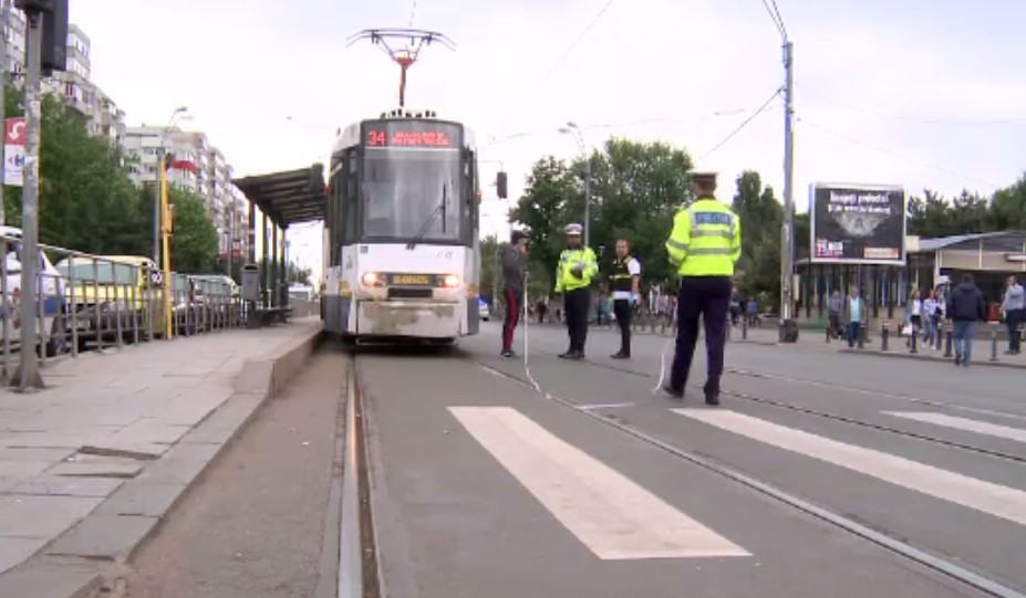 Femeia lovită de tramvai în Capitală vorbea la mobil. Prima declarație a vatmanului