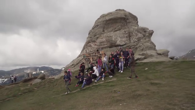 Sute de turisti au urcat pe Bucegi să vadă Sfinxul și Babele. 75 de lei, plimbarea dus-întors