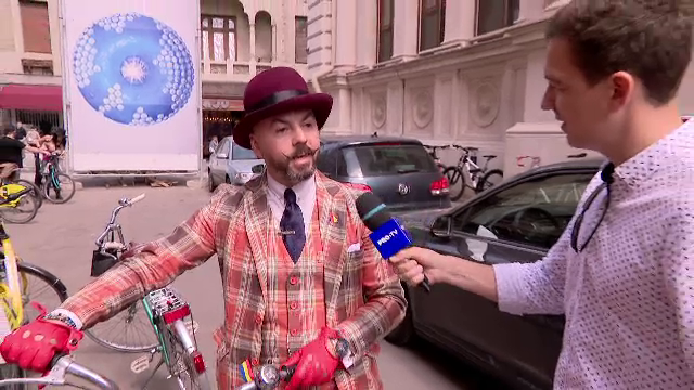Parada bicicletelor vintage, în Capitală. Bicicliștii au purtat haine de inspirație interbelică