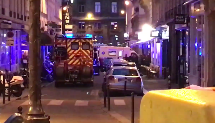 Atac cu cuțitul în Paris: un mort și mai mulți răniți. Atacatorul a fost împușcat