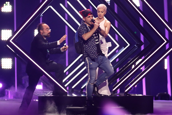 Incident la Eurovision: Un bărbat a urcat pe scenă și i-a luat microfonul reprezentantei UK