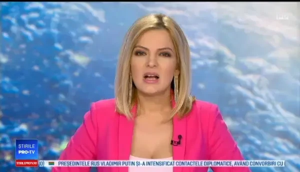 Scene ireale pe o autostradă. Un șofer a doborât cu mașina doi stâlpi de electricitate