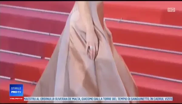 Bella Hadid a avut o apariţie spectaculoasă pe covorul roşu de la Cannes