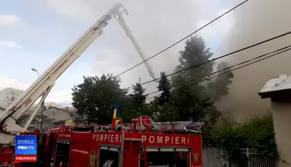 Incendiu violent la o casă din Capitală. Persoană grav rănită, cu arsuri pe 40% din suprafaţa corpului