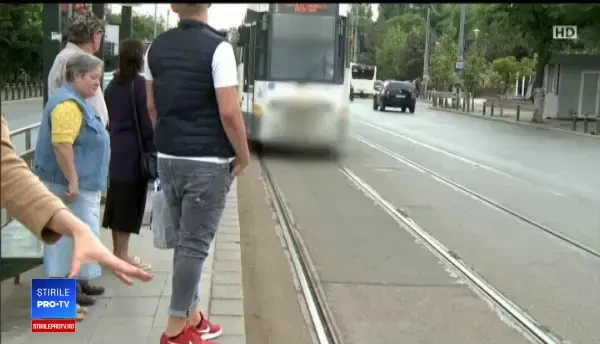 Femeia lovită de tramvai în Capitală vorbea la mobil. Prima declarație a vatmanului