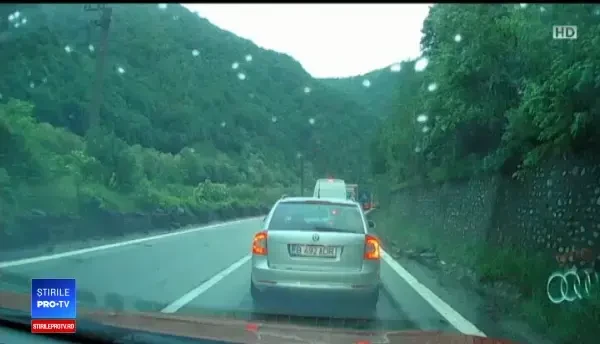 Pericol pe Valea Oltului. Întâmplarea prin care a trecut un șofer cu 2 copii în mașină