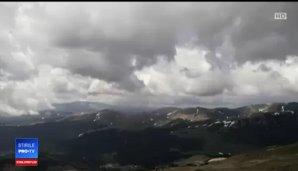 Sute de turisti au urcat pe Bucegi să vadă Sfinxul și Babele. 75 de lei, plimbarea dus-întors