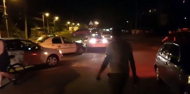 Taximetrişti din Timişoara, atacaţi cu parul de mai mulţi tineri, după un accident în trafic