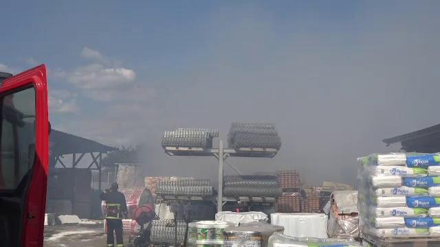 Incendiu de amploare în Mureş. Flăcările au cuprins un depozit de materiale