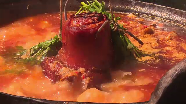 18 echipe au concurat pentru titlul "cel mai bun gulaş" în Bistrița