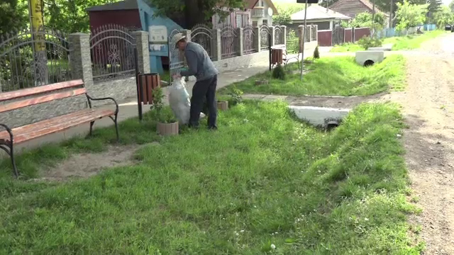 "Comuna leneşilor" a rămas cu 7 asistaţi social din 400. Soluția găsită de primar