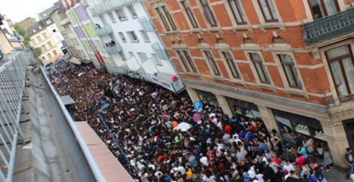 4.000 de germani s-au călcat în picioare pentru burgeri la promoție. VIDEO