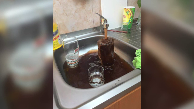 Protest la Buftea, unde apa de la robinet este murdară, dar are cel mai mare preț din țară