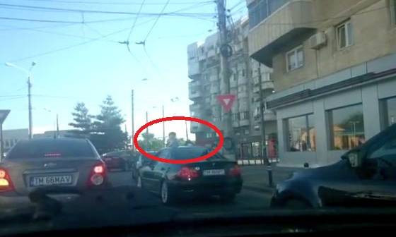 Copii scoși pe trapa unei mașini care circula cu viteză în Timișoara. Primele sancțiuni. VIDEO