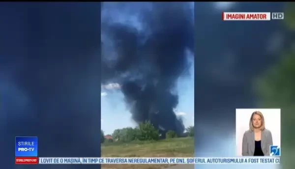 Incendiu de amploare în Mureş. Flăcările au cuprins un depozit de materiale
