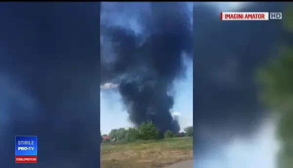 Incendiu de amploare în Mureş. Flăcările au cuprins un depozit de materiale