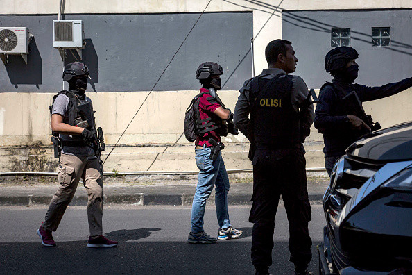 Explozie la un sediu de poliție din Indonezia. Atentate sinucigaşe în serie