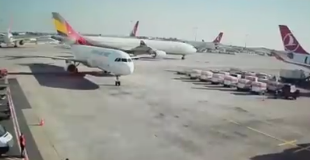 Coliziune între două avioane de pasageri, Airbus, pe aeroportul Atatürk. VIDEO