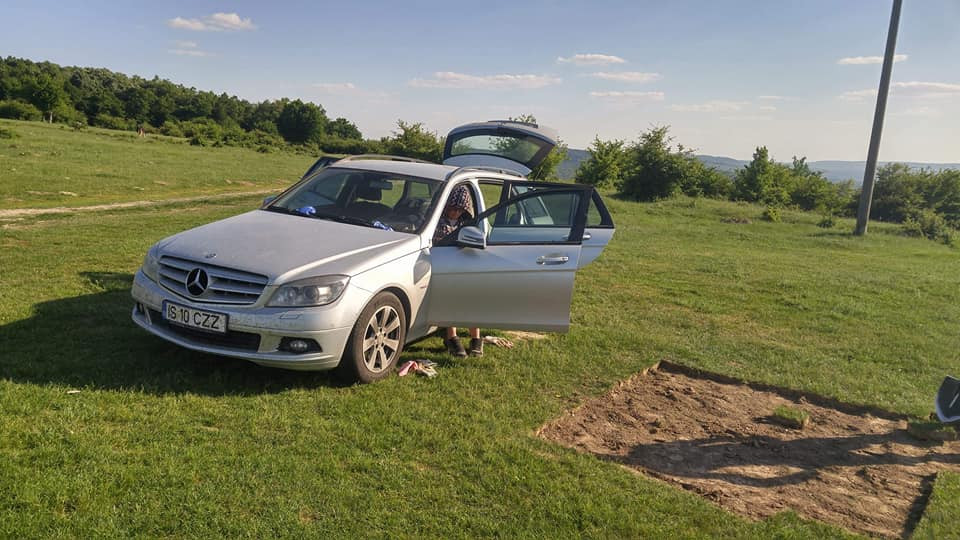 Doi bărbați, surprinși în timp ce furau gazon dintr-o rezervație naturală