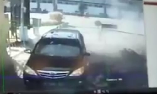 Momentul în care o familie se aruncă în aer la o secție de poliție din Indonezia. VIDEO