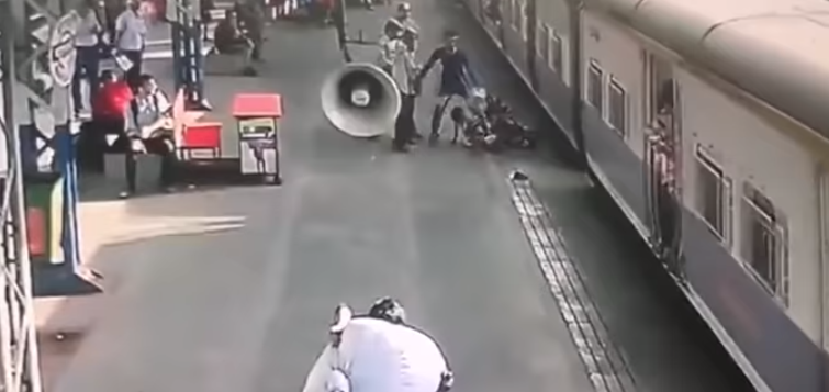 O fetiță de 5 ani, salvată după ce a fost trasă sub un tren aflat în mers. VIDEO