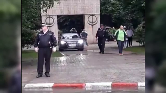 Și-a parcat mașina sub Poarta Sărutului. Explicația surprinzătoare a șoferului