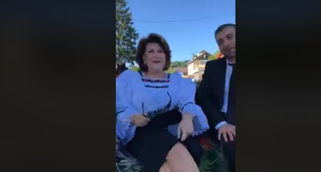 Liviu Pop și Rovana Plumb, în căruță: ”Parcă suntem Prințesa Diana și Prințul Charles aici”. VIDEO