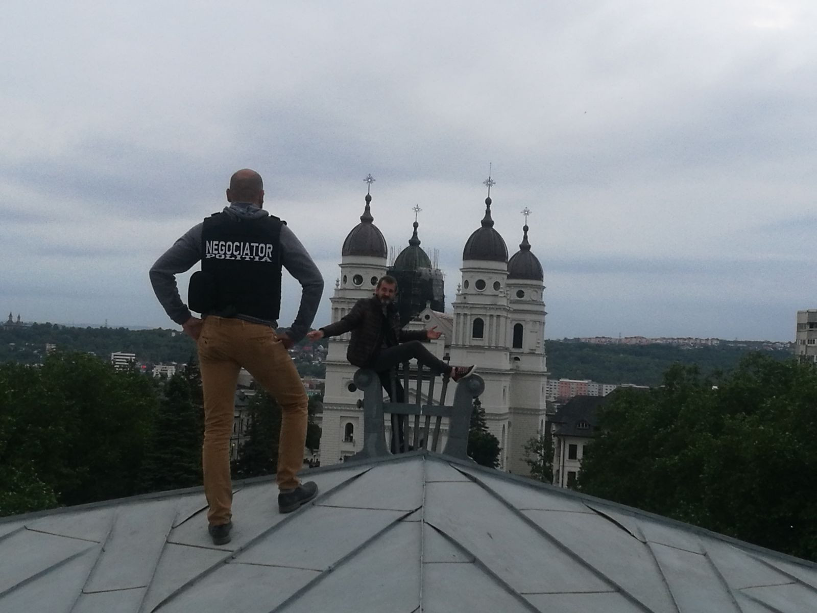 Un bărbat a ameninţat că se aruncă de pe Teatrul Naţional din Iaşi. "Nu vreau să fac alte belele"