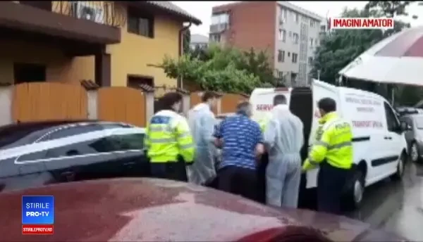 Un tânăr de 23 de ani și-a înjunghiat mortal tatăl. Crima a fost descoperită de soția victimei