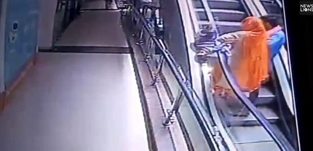 Momentul șocant în care un bebeluș cade din brațele mamei care își făcea un selfie. VIDEO