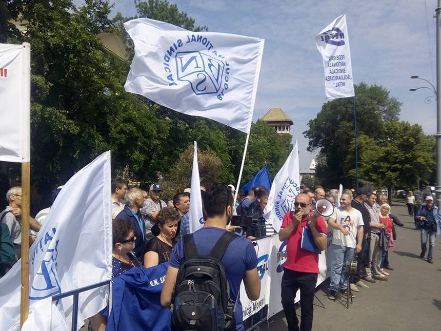 Sindicaliști: ”Industria de apărare din România riscă să se închidă”. Protest la Guvern