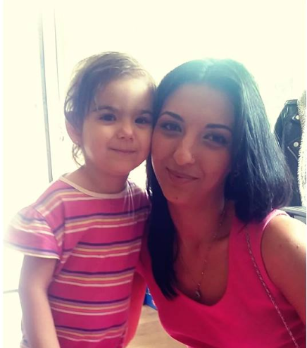 Povestea Dariei, o fetiță de trei ani care luptă cu leucemia: „Este cumplit să îţi vezi copilul plângând de durere”