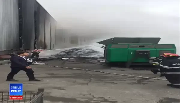 Incendiu violent la un depozit de materiale plastice. 50 de tone de deşeuri, cuprinse de flăcări