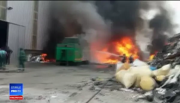Incendiu violent la un depozit de materiale plastice. 50 de tone de deşeuri, cuprinse de flăcări