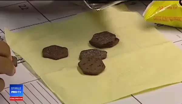 România ar trebui să interzică în 5 ani chipsurile, biscuiţii şi produsele fast-food