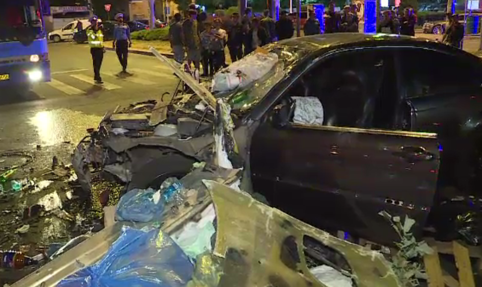 Un tânăr de 25 de ani a izbit violent o mașină de gunoi, după ce nu i-a acordat prioritate