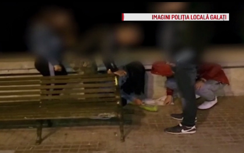Reacțiile unor tineri prinși de Poliție mâncând semințe pe stradă și aruncând cojile pe jos