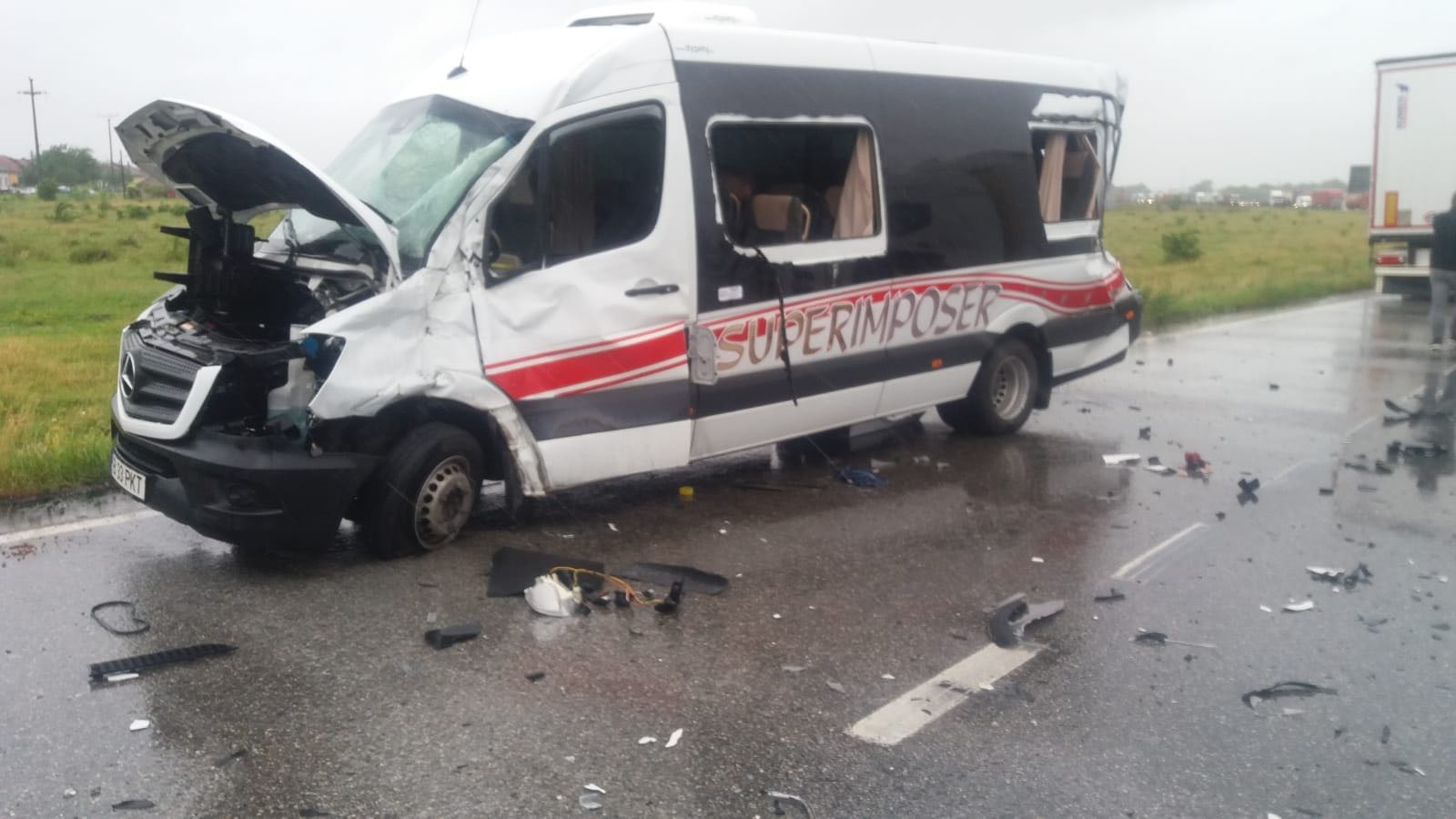 Microbuz școlar cu elevi și cadre didactice, implicat într-un grav accident. 7 copii, la spital