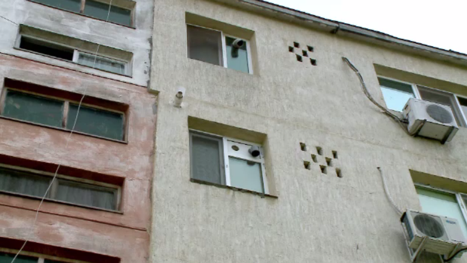 Supraviețuire miraculoasă pentru un copil de doi ani care a căzut în gol de la etajul 4